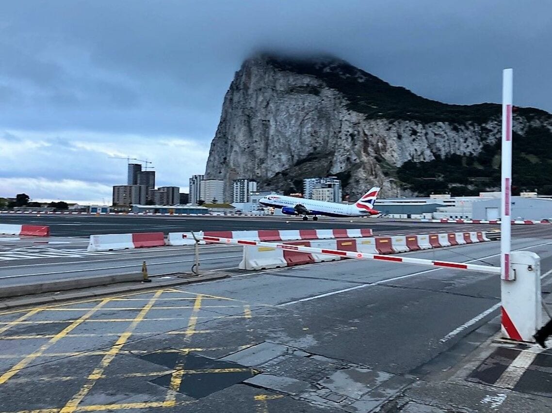 ジブラルタル空港の滑走路は道路を横切っており