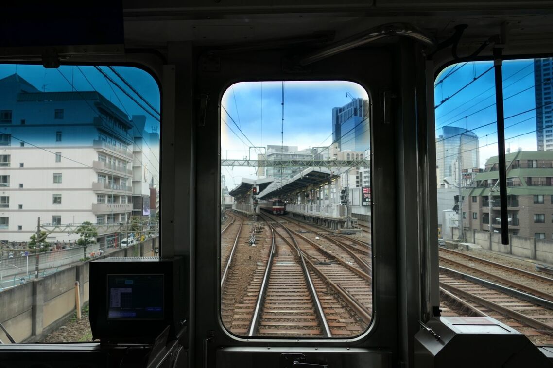 京急川崎駅に向けて下り線を走行