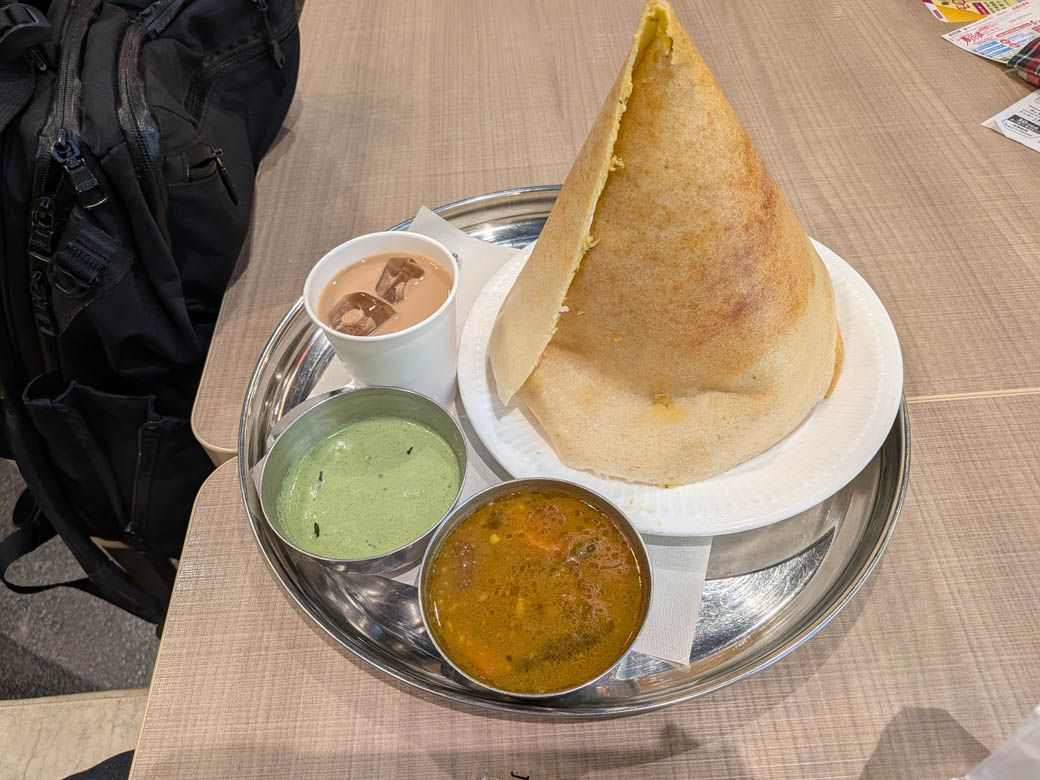 まるで巨大なとんがりコーン！果たしてお味は…？（写真：筆者撮影）