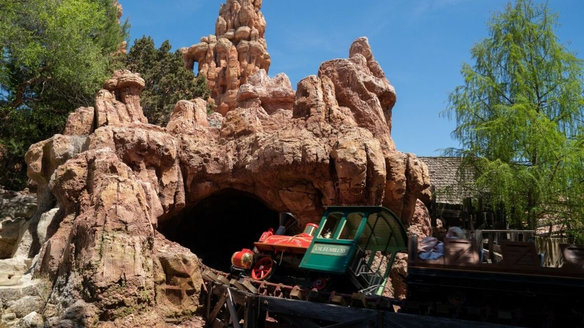 カリフォルニア州アナハイムのディズニーランドのビッグサンダー・マウンテン(写真:2021 Bloomberg Finance LP)