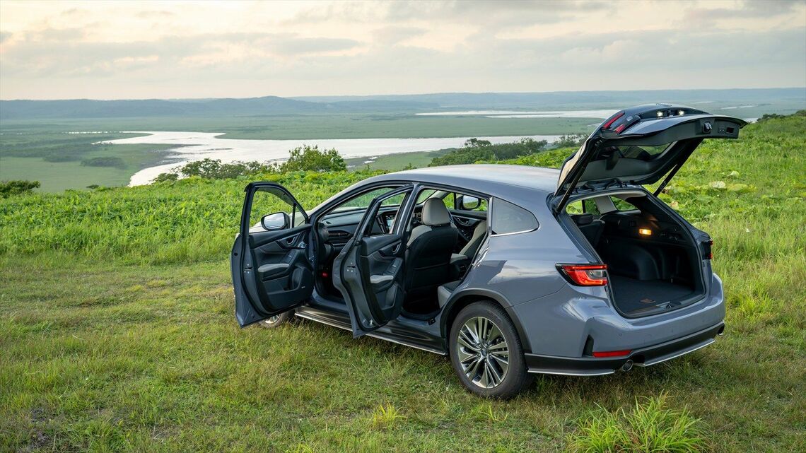 琵琶瀬展望台で撮影した「レヴォーグ レイバック」（写真：SUBARU）