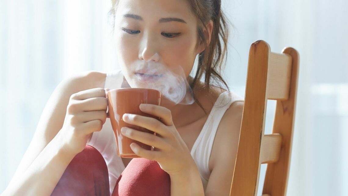 スープを飲む女性