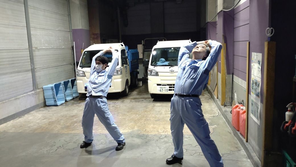 腰痛予防体操をする様子