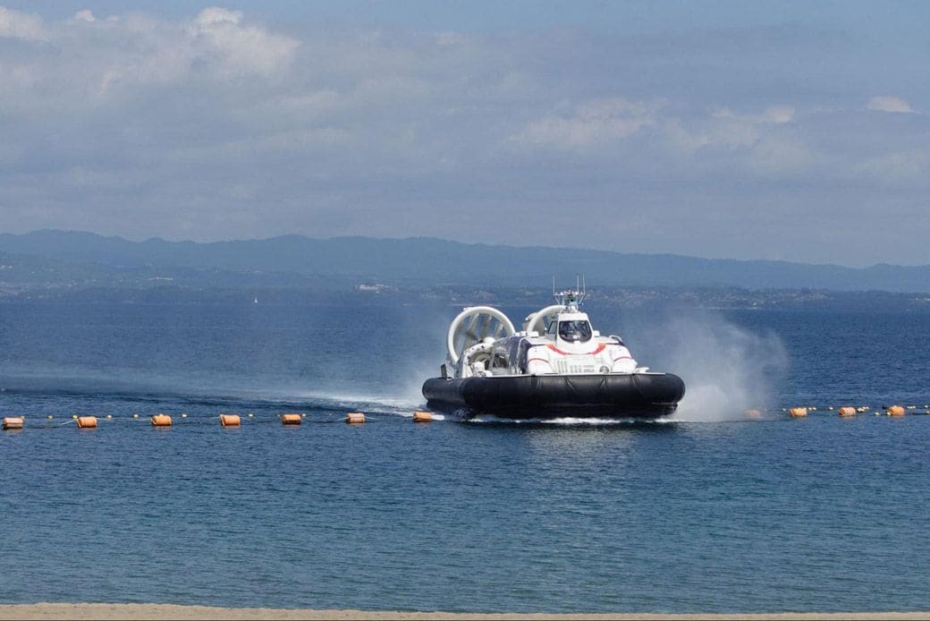 海上を走行するホーバークラフト