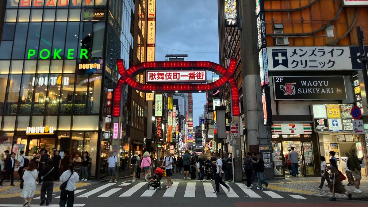 ｢アルタ前を深夜封鎖｣｢3作品の同日ロケ｣…60年､"撮影禁止"だった《新宿･歌舞伎町》が"撮らせる街"へと変貌したワケ | ライフ | 東洋経済オンライン