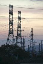 電気を大都市に運ぶの送電網整備もこの国の重要な課題だ