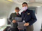 搭乗証明書を手にするクルーと乗客