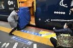 途中駅で車内販売ワゴンを詰め込み。ホームと列車に