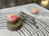 完成した練り切りと、愛用する和菓子用のハサミ（筆者撮影）
