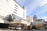 聖蹟桜ヶ丘駅北側の駅ビルにはバスターミナルがあり、多摩エリア各地を結んでいる（筆者撮影）