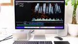 Mac StudioとStudio Display、黒い新色が追加されたキーボード、トラックパッド、マウス。奥行き40cm、横幅約63cmに収まるコンパクトさと低消費電力で、どこにでも設置できる最高性能のMacだ（筆者撮影）