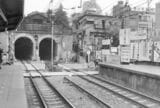 かつての神泉駅のホーム側から見た踏切とトンネル（写真：京王電鉄）