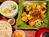 「季節の野菜と豚と鶏つくねの黒酢あん」のセット。夫は大戸屋に来るときはいつもこれを頼むらしい（筆者撮影）