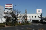 道路を挟んで営業するホンダと日産の販売店､統合となればディーラー網の整理も課題となる（23日､都内）Photographer: Kiyoshi Ota/Bloomberg