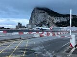 ジブラルタル空港の滑走路は道路を横切っており遮断機がある（筆者撮影）