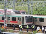 衝突・脱線した東急田園都市線の車両を調査する運輸安全委員会の調査官ら＝2025年10月6日（記者撮影）