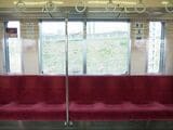 ドアの幅は広がったが、座席は一般的なドア幅の車両と同じ7人がけを維持した（記者撮影）