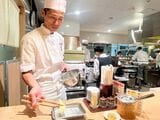 職人が揚げたてを持ってきてくれる。慌てて食べると熱いのでご注意を（著者撮影）