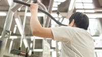 夏場の筋トレが｢痛風｣の引き金になるワケ 発症リスク高い｢高尿酸血症｣を放置しないで