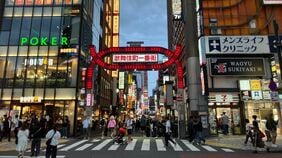 ｢アルタ前を深夜封鎖｣｢3作品の同日ロケ｣…60年､"撮影禁止"だった《新宿･歌舞伎町》が"撮らせる街"へと変貌したワケ