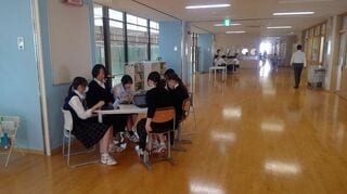 教室前のフリースペース「ラーニングコモンズ」を使って相談をする生徒たち（写真：渋谷本町学園中学校提供）
