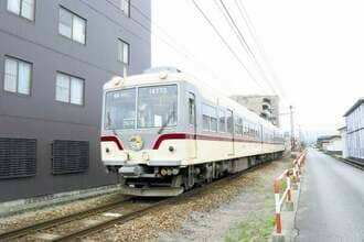 列車の扉1か所ほぼ全開､2分半にわたり700m走行
