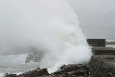 Typhoon brings heavy rain, edges closer to Japanese heartland