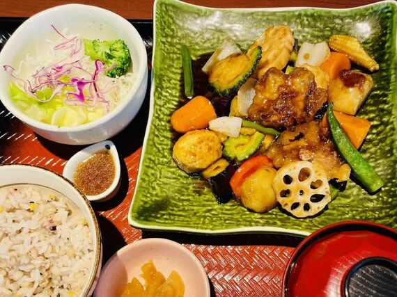 「季節の野菜と豚と鶏つくねの黒酢あん」のセット