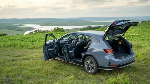 琵琶瀬展望台で撮影した「レヴォーグ レイバック」（写真：SUBARU）