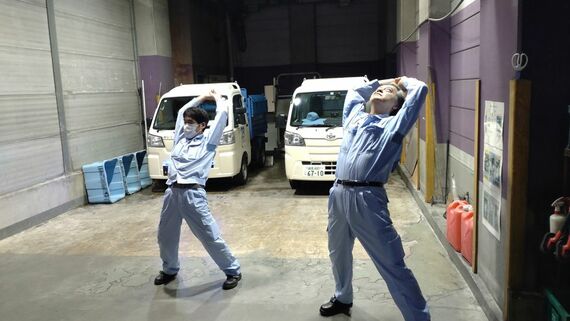 腰痛予防体操をする様子