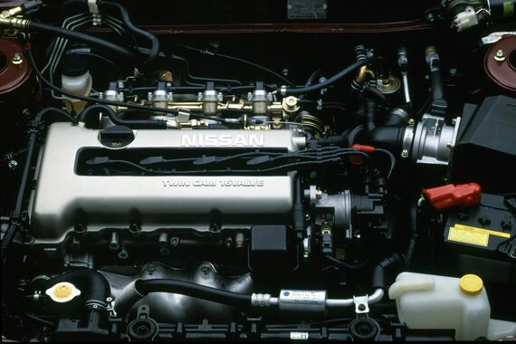 プリメーラに搭載されたSR20DEエンジンはハイオク仕様で150psを発揮（写真：日産自動車）