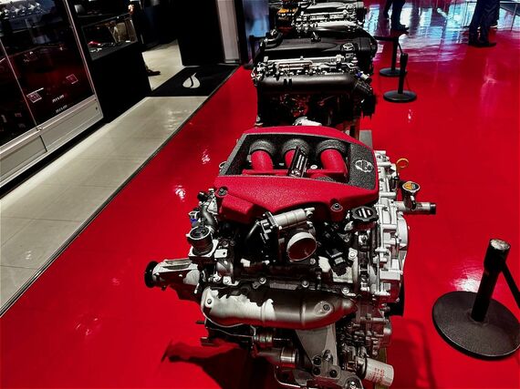 R35型GT-Rに搭載されるVR38DETTをベースにニスモがチューンナップしたS1エンジン。価格はエンジンオーバーホール＋S1エンジンメニューで、部品代＋工賃を含て322万3000円（税込）