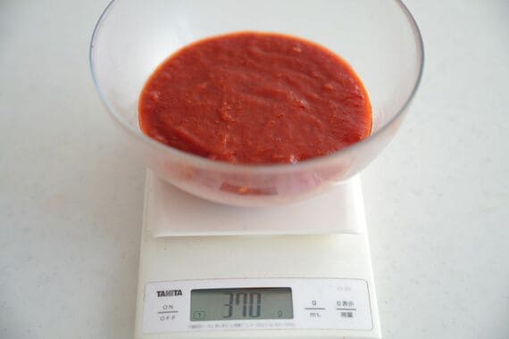 トマトソースを計量