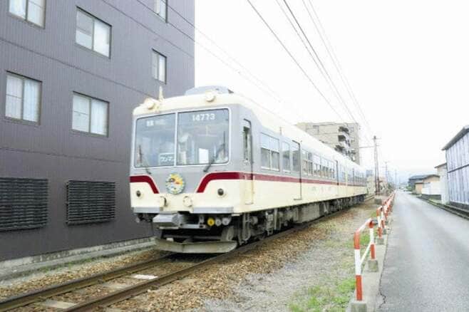 列車の扉1か所ほぼ全開､2分半にわたり700m走行