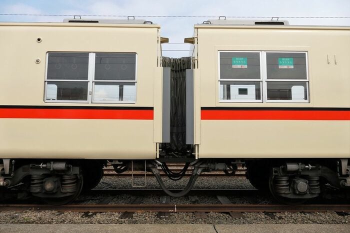 左が鋼製車で右がアルミ車