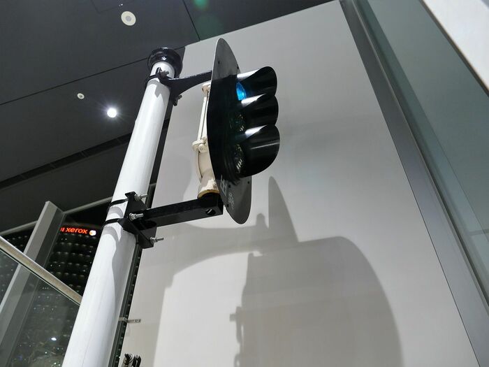 開館時間中は信号が青を表示する