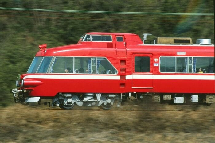 疾走する「白帯車」のサイドビュー