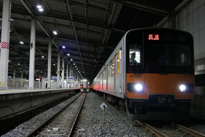 急行停車線の500系（左）と通過線の50000型