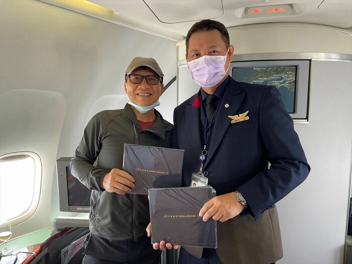 搭乗証明書を手にするクルーと乗客