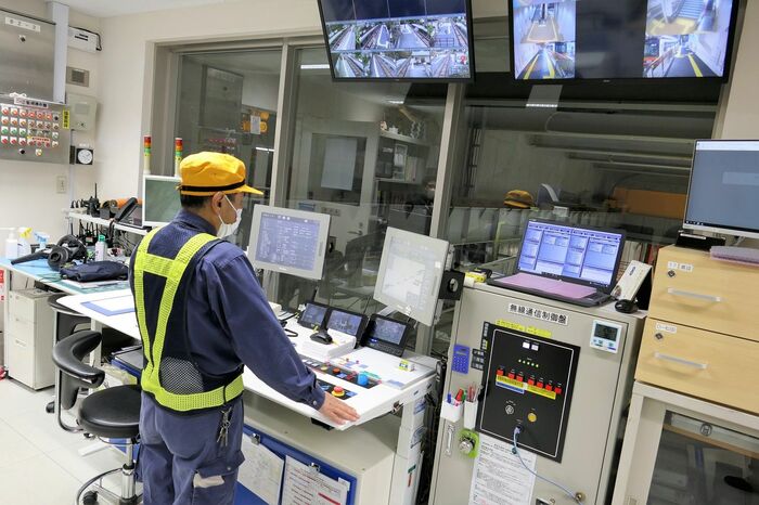 一般的な電車と同様、つねに安全を確認しながら運転する