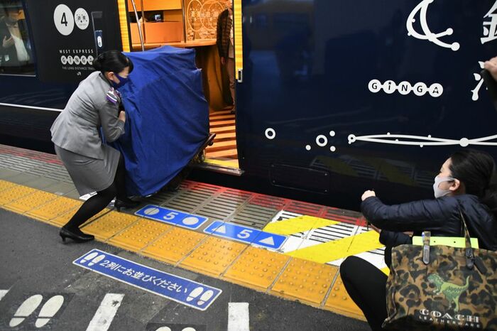 途中駅で車内販売ワゴンを詰め込み。ホームと列車に