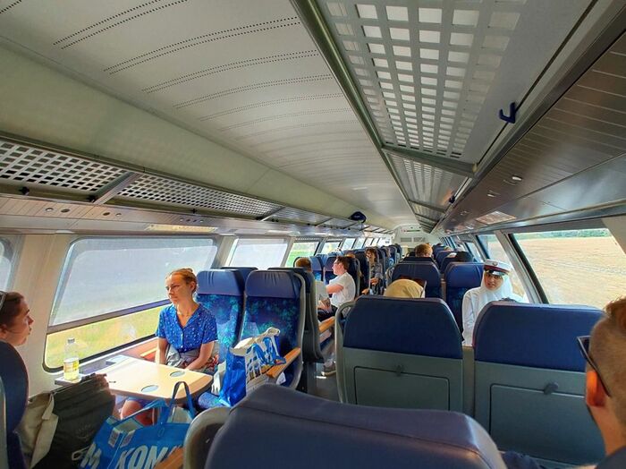 2階建て車両の近郊列車。2階建ての意味はもちろん全員着