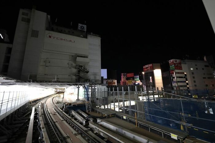 旧ホームと東急百貨店のビル