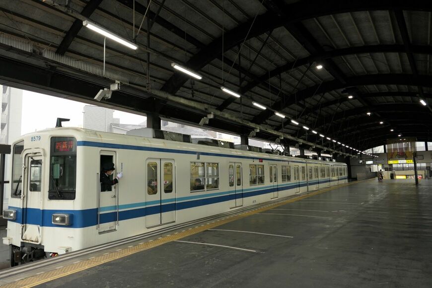 大師前駅のホームと列車