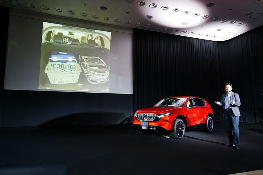 マツダによる新型「CX-5」の説明（写真：筆者撮影）