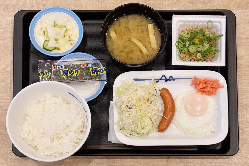 ソーセージエッグ定食490円（筆者撮影）