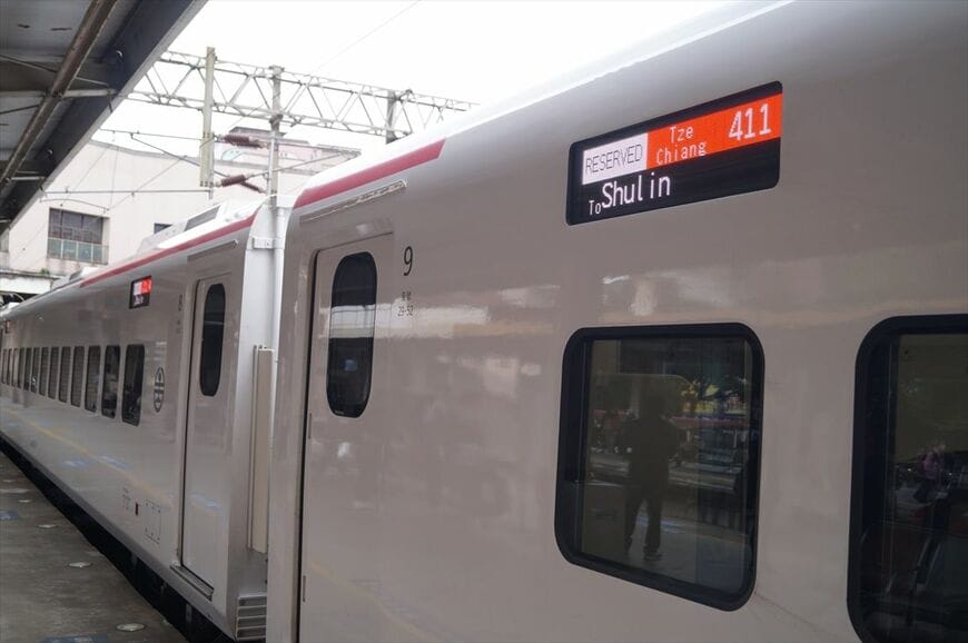 真っ白なボディのEMU3000（筆者撮影）