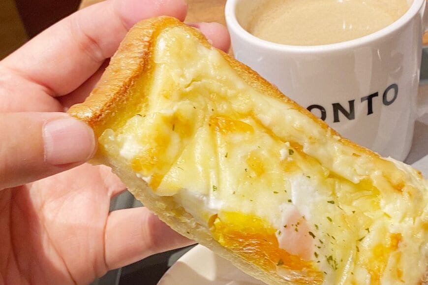 焦がしマヨネーズととろけるチーズは香ばしく、ミディアムレアな黄身はしっとり。朝から濃厚ずっしりな味わいです（筆者撮影）