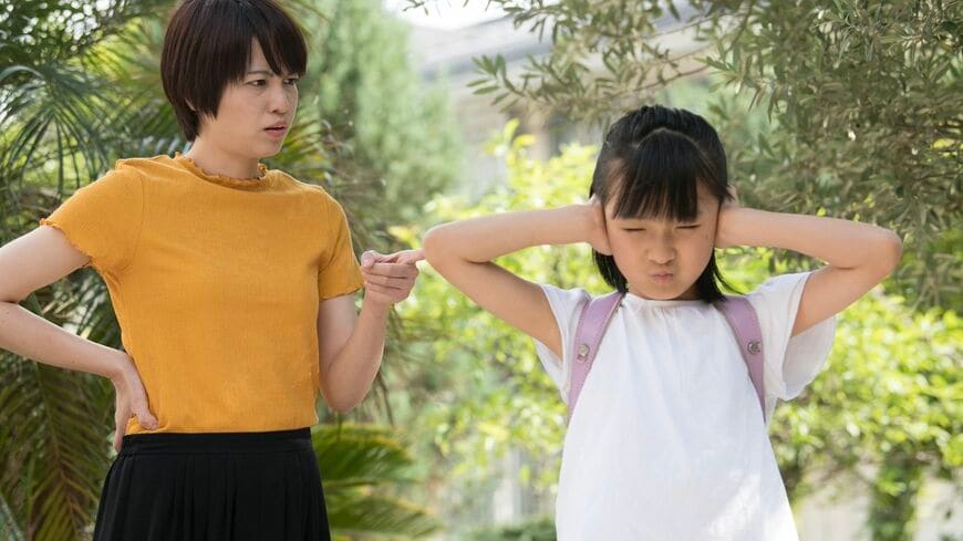 小学生の娘を叱る母親