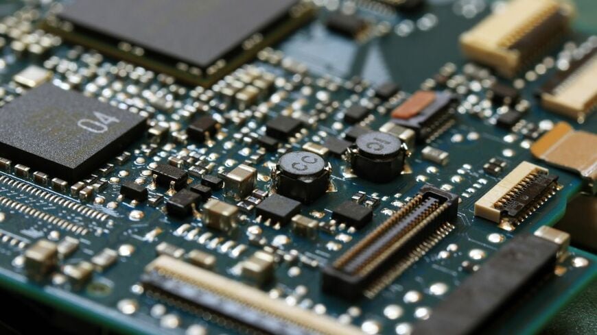 急拡大するAI向け半導体需要が中国向けの輸出を押し上げている（写真はイメージ、Au_hoo/PIXTA）